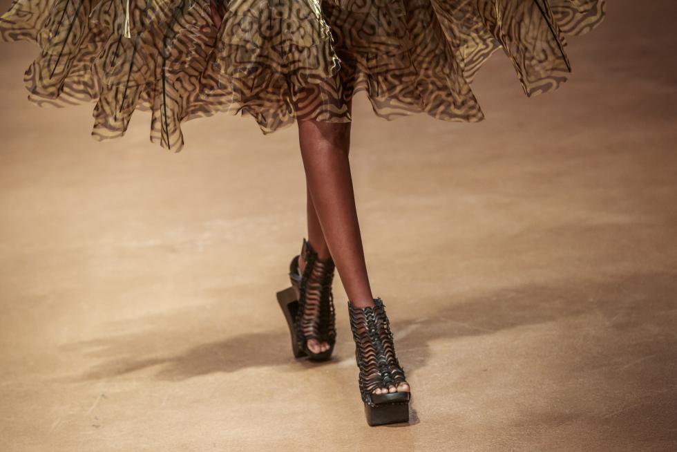 Paris (France), 20/01/2020.- A model presents a creation from the Spring/Summer 2020 Haute Couture collection by Dutch designer Iris Van Herpen during the Paris Fashion Week, in Paris, France, 20 January 2020. The presentation of the Haute Couture collections runs from 20 to 23 January 2020. (Moda, Francia) EFE/EPA/CHRISTOPHE PETIT TESSON Iris Van Herpen - Runway - Paris Haute Couture Fashion Week S/S 2020