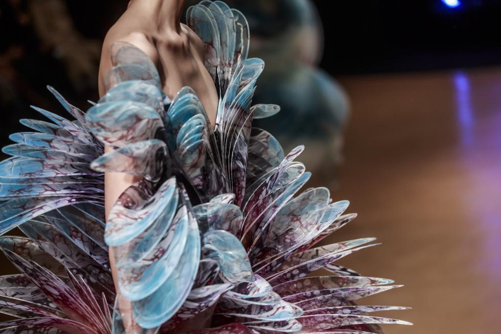 Paris (France), 20/01/2020.- A model presents a creation from the Spring/Summer 2020 Haute Couture collection by Dutch designer Iris Van Herpen during the Paris Fashion Week, in Paris, France, 20 January 2020. The presentation of the Haute Couture collections runs from 20 to 23 January 2020. (Moda, Francia) EFE/EPA/CHRISTOPHE PETIT TESSON Iris Van Herpen - Runway - Paris Haute Couture Fashion Week S/S 2020