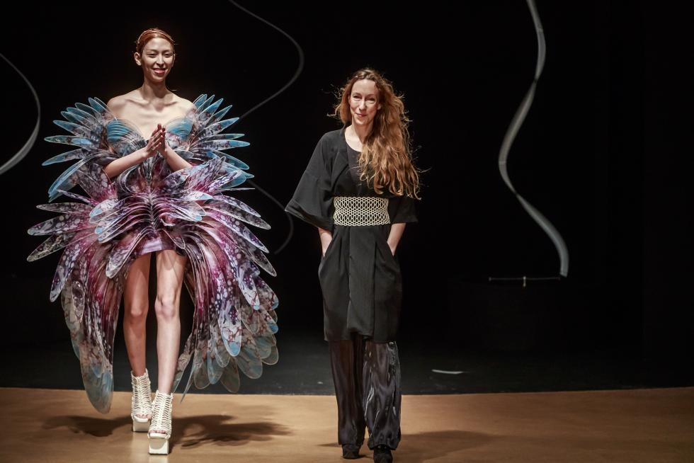 Paris (France), 20/01/2020.- A model presents a creation from the Spring/Summer 2020 Haute Couture collection by Dutch designer Iris Van Herpen during the Paris Fashion Week, in Paris, France, 20 January 2020. The presentation of the Haute Couture collections runs from 20 to 23 January 2020. (Moda, Francia) EFE/EPA/CHRISTOPHE PETIT TESSON Iris Van Herpen - Runway - Paris Haute Couture Fashion Week S/S 2020