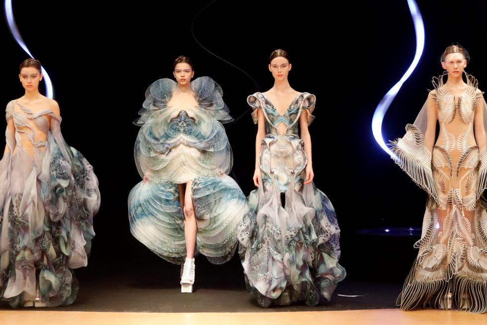 Paris (France), 20/01/2020.- Dutch designer Iris Van Herpen (R) appears on the runway after the presentation of her Spring/Summer 2020 Haute Couture collection during the Paris Fashion Week, in Paris, France, 20 January 2020. The presentation of the Haute Couture collections runs from 20 to 23 January 2020. (Moda, Francia) EFE/EPA/CHRISTOPHE PETIT TESSON Iris Van Herpen - Runway - Paris Haute Couture Fashion Week S/S 2020