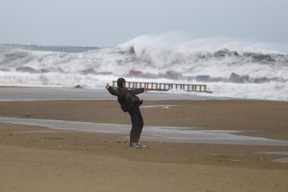 Jugando con el viento en la Barceloneta.