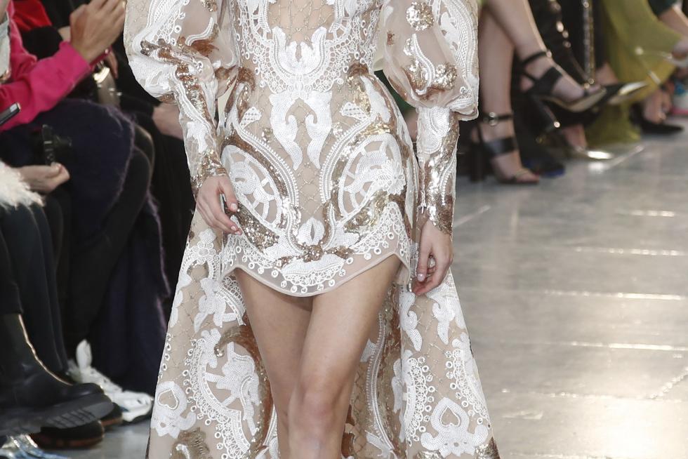Paris (France), 22/01/2020.- A model presents a creation from the Spring/Summer 2020 Haute Couture collection by Lebanese designer Elie Saab during the Paris Fashion Week, in Paris, France, 22 January 2020. The presentation of the Haute Couture collections runs from 20 to 23 January 2020. (Moda, Francia) EFE/EPA/IAN LANGSDON Elie Saab - Runway - Paris Haute Couture Fashion Week S/S 2020