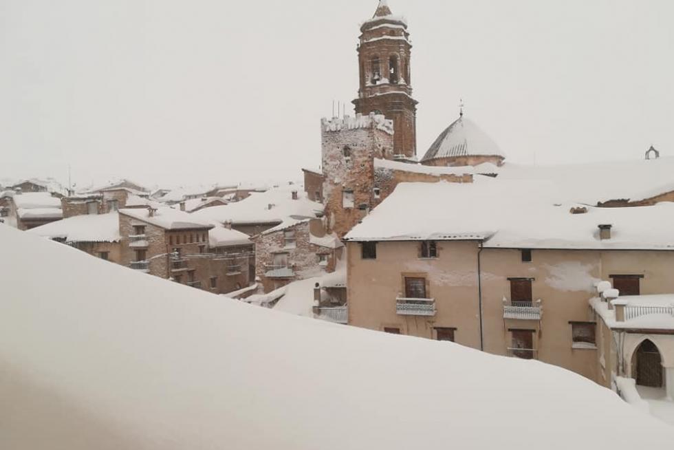 La Iglesuela del Cid espera la llegada de los bomberos y efectivos de la UME para eliminar la nieve y abrir camino
