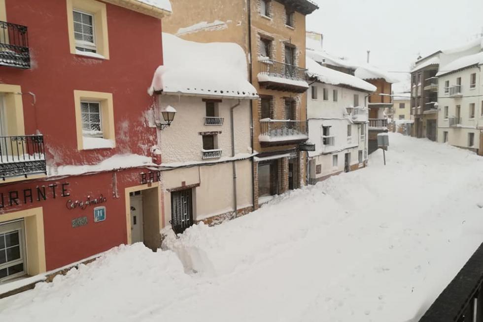 La Iglesuela del Cid espera la llegada de los bomberos y efectivos de la UME para eliminar la nieve y abrir camino