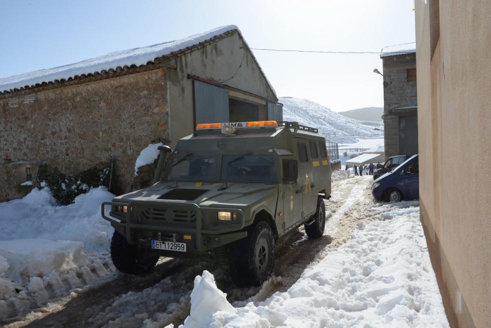 La máquina quitanieves y la UME (Unidad Militar de Emergencias) han llegado este miércoles a la localidad turolense de Fuenferrada