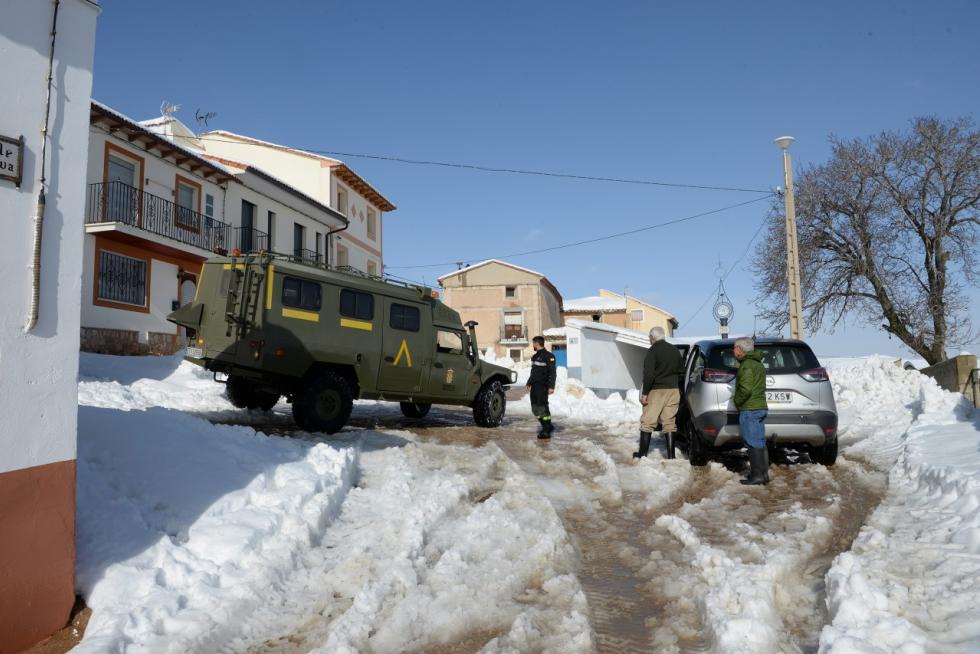 La máquina quitanieves y la UME (Unidad Militar de Emergencias) han llegado este miércoles a la localidad turolense de Fuenferrada