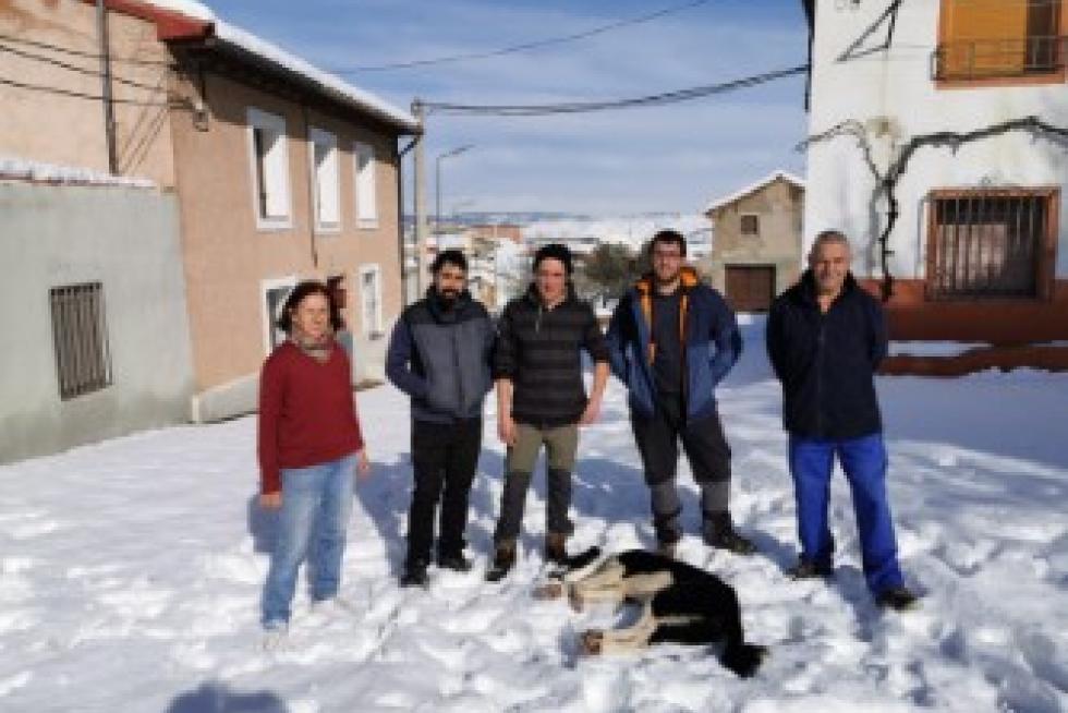 Vecinos de Valdehorna, en la comarca del Campo de Daroca