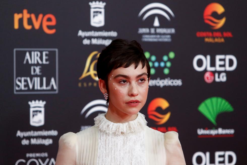 Greta Fernández, también de blanco.