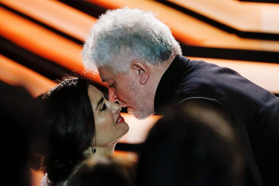 Pedro Almodóvar besa a Penélope Cruz.