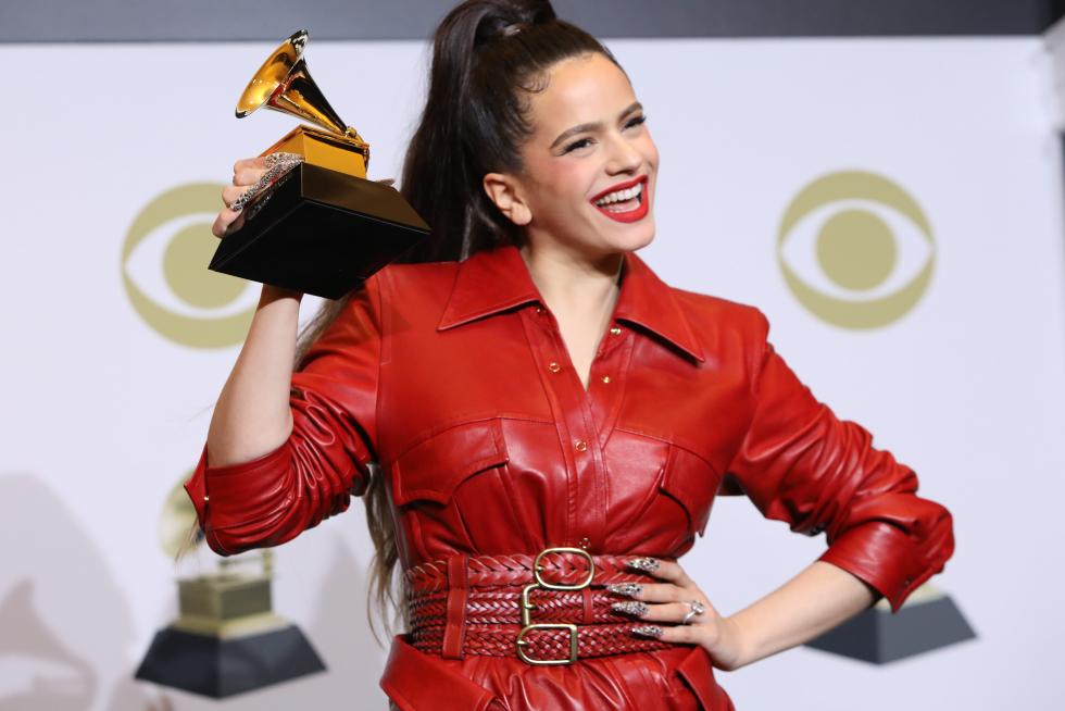 Rosalía ganó el Grammy al mejor disco latino de rock, urbano o alternativo por su álbum 'El mal querer'. .