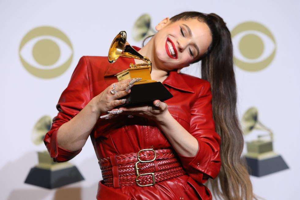 Rosalía posa con su Grammy.