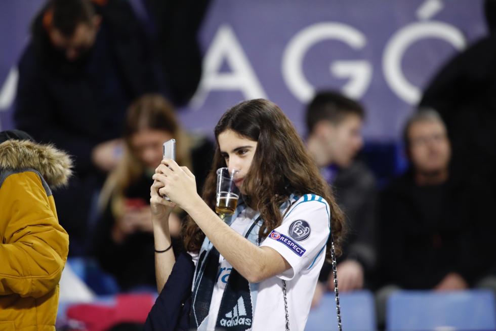 Imágenes de la afición en La Romareda durante el partido Real Zaragoza-Real Madrid.