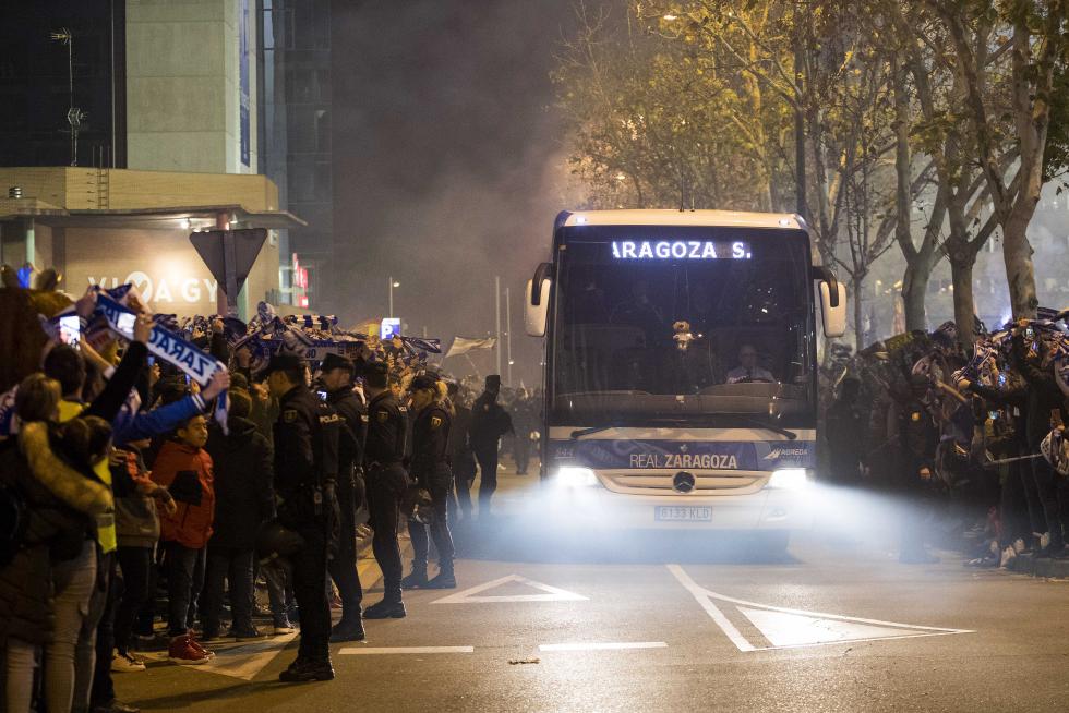 Los aficionados reciben con júbilo al Real Zaragoza y al Real Madrid a su llegada a La Romareda para el partido de Copa del Rey