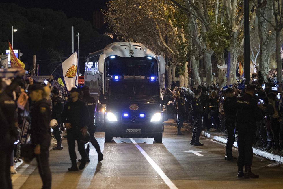 Los aficionados reciben con júbilo al Real Zaragoza y al Real Madrid a su llegada a La Romareda para el partido de Copa del Rey