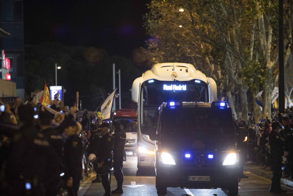 Los aficionados reciben con júbilo al Real Zaragoza y al Real Madrid a su llegada a La Romareda para el partido de Copa del Rey