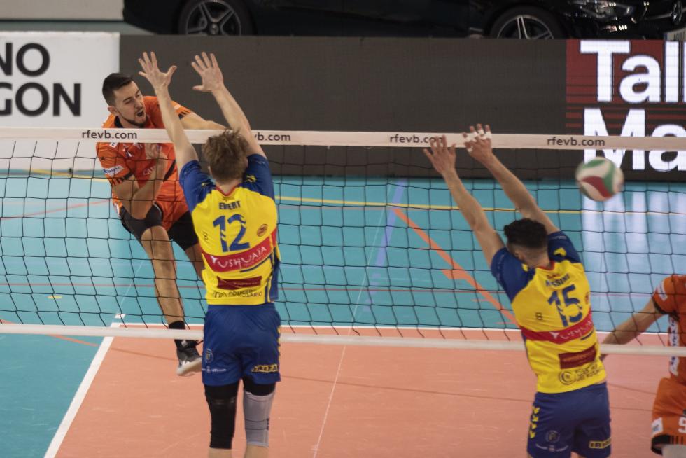 Partido de superliga de voleibol entre el CV Teruel y el Ushuaia de Ibiza.