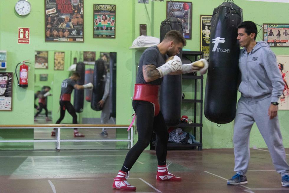 Ezequiel Gurría realiza el último entrenamiento con sparring, siendo el elegido el barcelonés Alejandro Moya, actual campeón de España de peso superligero, en el Gimnasio Serpabox de Zaragoza.