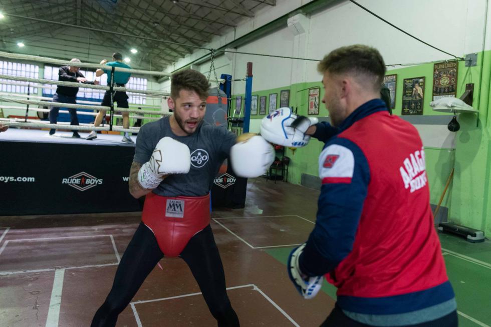 Ezequiel Gurría realiza el último entrenamiento con sparring, siendo el elegido el barcelonés Alejandro Moya, actual campeón de España de peso superligero, en el Gimnasio Serpabox de Zaragoza.