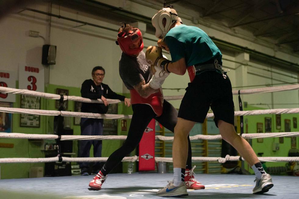 Ezequiel Gurría realiza el último entrenamiento con sparring, siendo el elegido el barcelonés Alejandro Moya, actual campeón de España de peso superligero, en el Gimnasio Serpabox de Zaragoza.