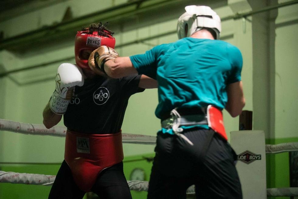 Ezequiel Gurría realiza el último entrenamiento con sparring, siendo el elegido el barcelonés Alejandro Moya, actual campeón de España de peso superligero, en el Gimnasio Serpabox de Zaragoza.