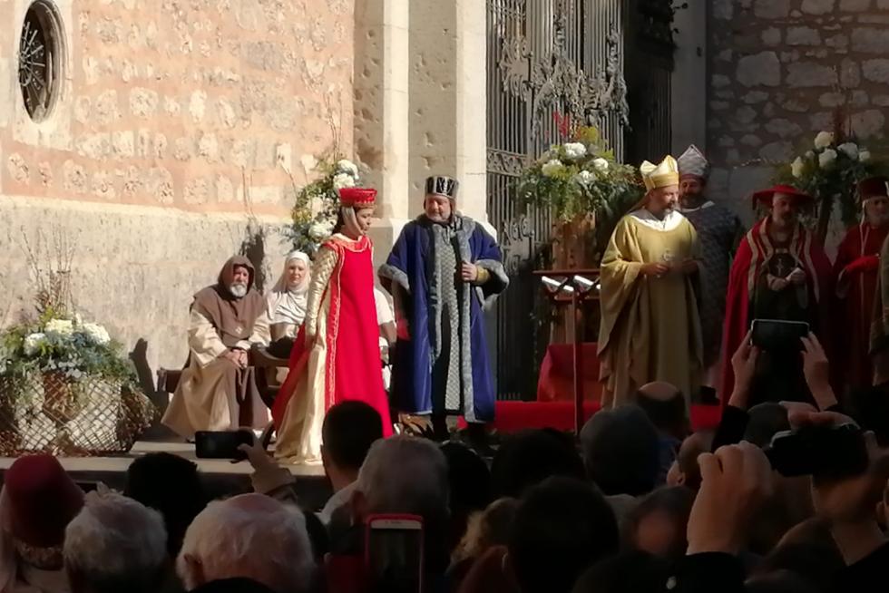 Al fin, llega la esperada Isabel. Luce vestido de terciopelo rojo pasión. Pasión es lo que le falta porque no se muestra nada convencida.