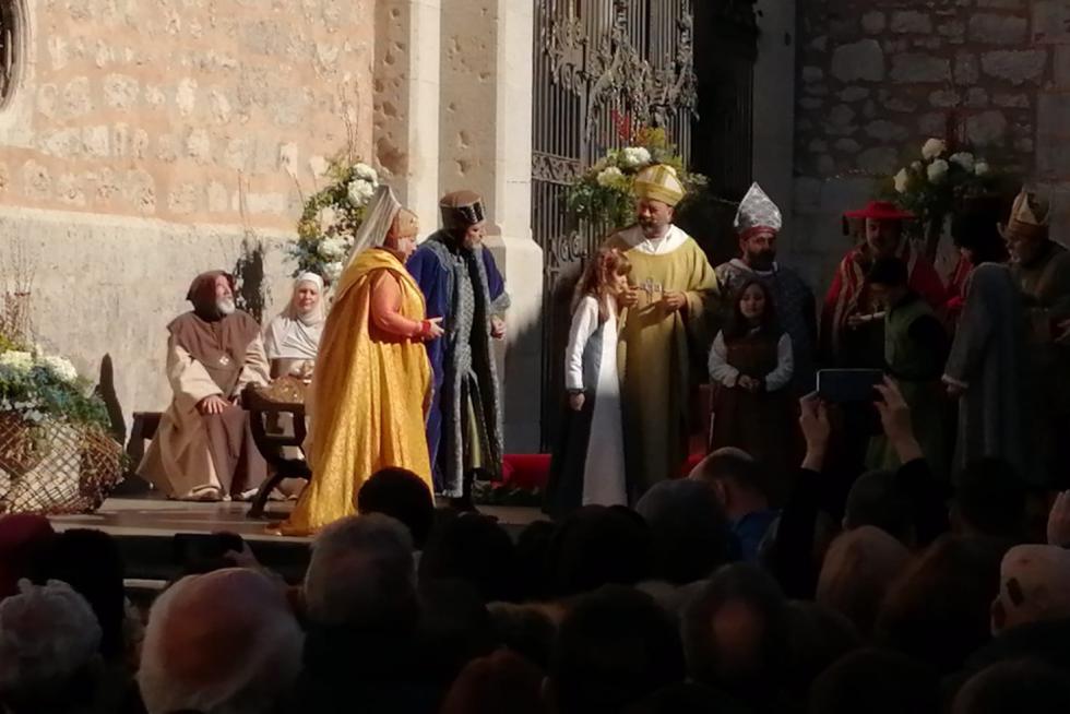 Doña Elfa aterrorizada ante la noticia que traen los niños. Isabel ha dicho que no se casa. Se ha quitado el vestido con tanto genio que lo ha rasgado. Había sido comprado en Valencia nada y más y nada menos que por 400 sueldos.