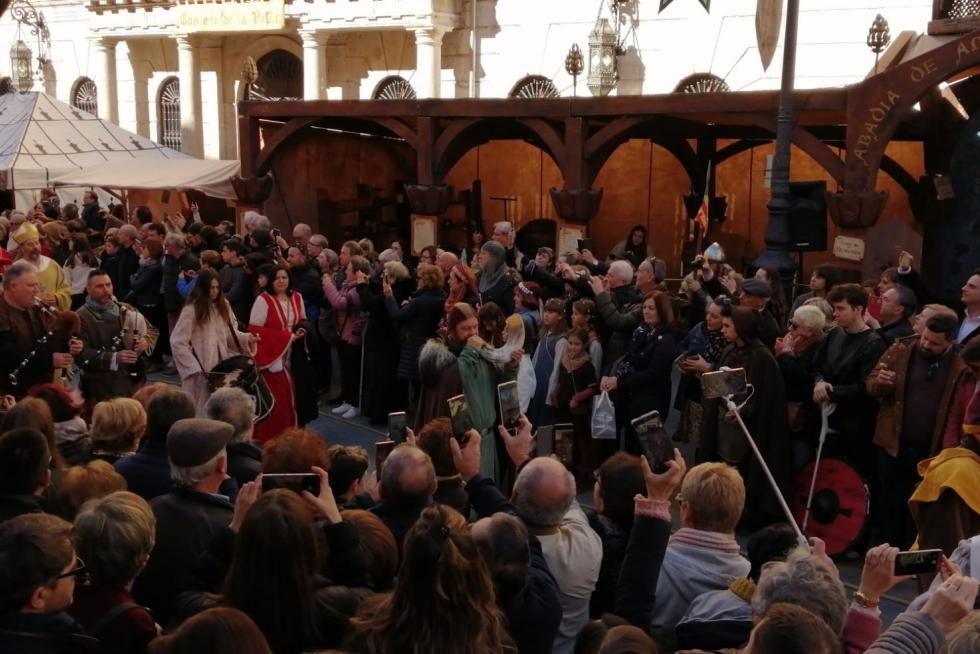La comitiva nupcial ya llega a la plaza de la catedral.