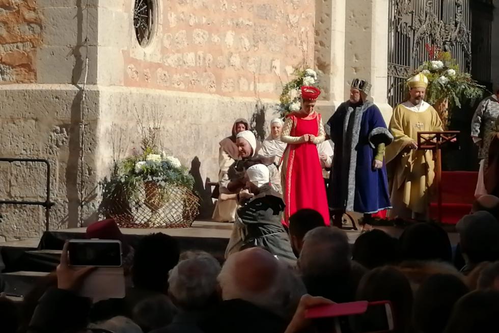 Los guardias se llevan al hermano de Diego de Marcilla, el caballero al que Isabel había prometido su amor.