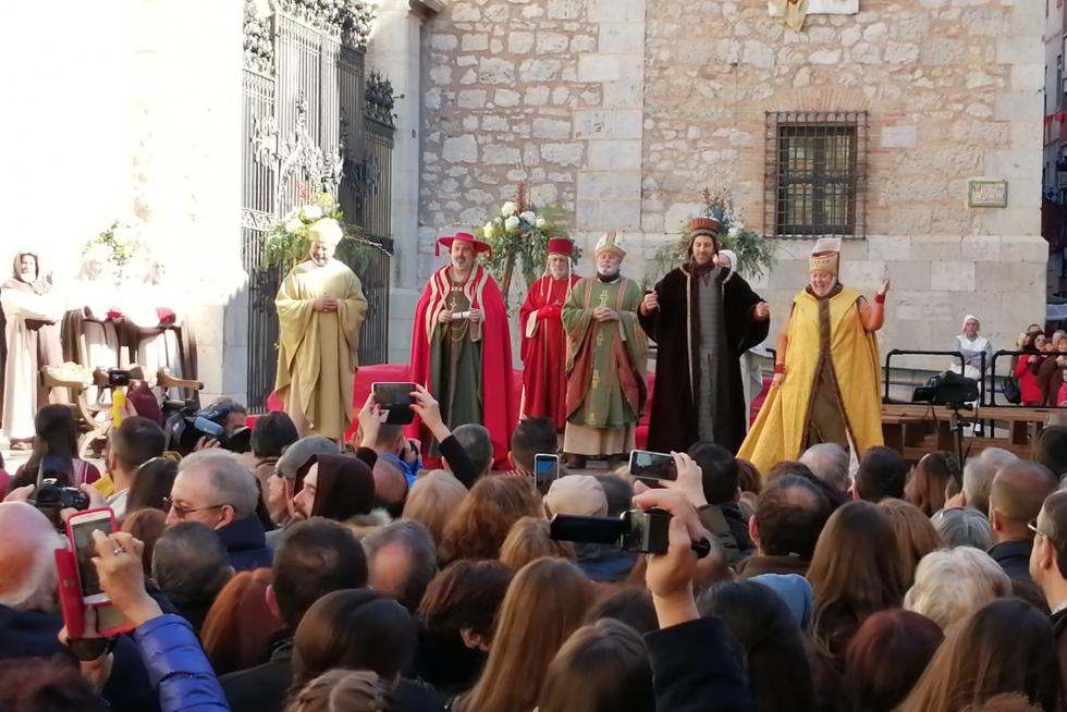 Los invitados comienzan a llegar. El hermano y la cuñada de don Pedro de Azagra dan la bienvenida a todos ellos.