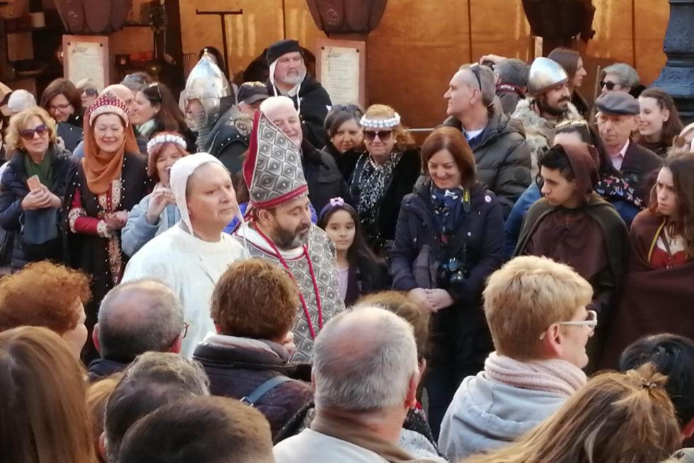 Por fin aparece el Obispo de Albarracín. Invitados y familiares le esperaban angustiados. Se ha retrasado por un problema de salud que no hace público, solo lo cuchichea.
