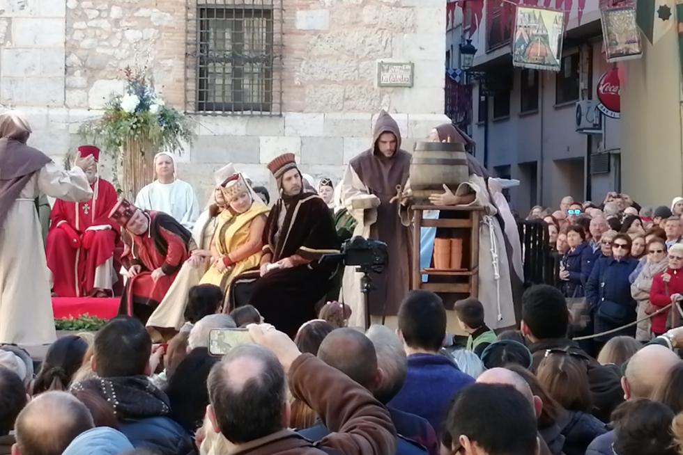Tras el 'sí, quiero', la cerveza riega el enlace. Pinchada del barril de la Abadía de Ambar, un brebaje que sido elaborado bajo permiso papal.