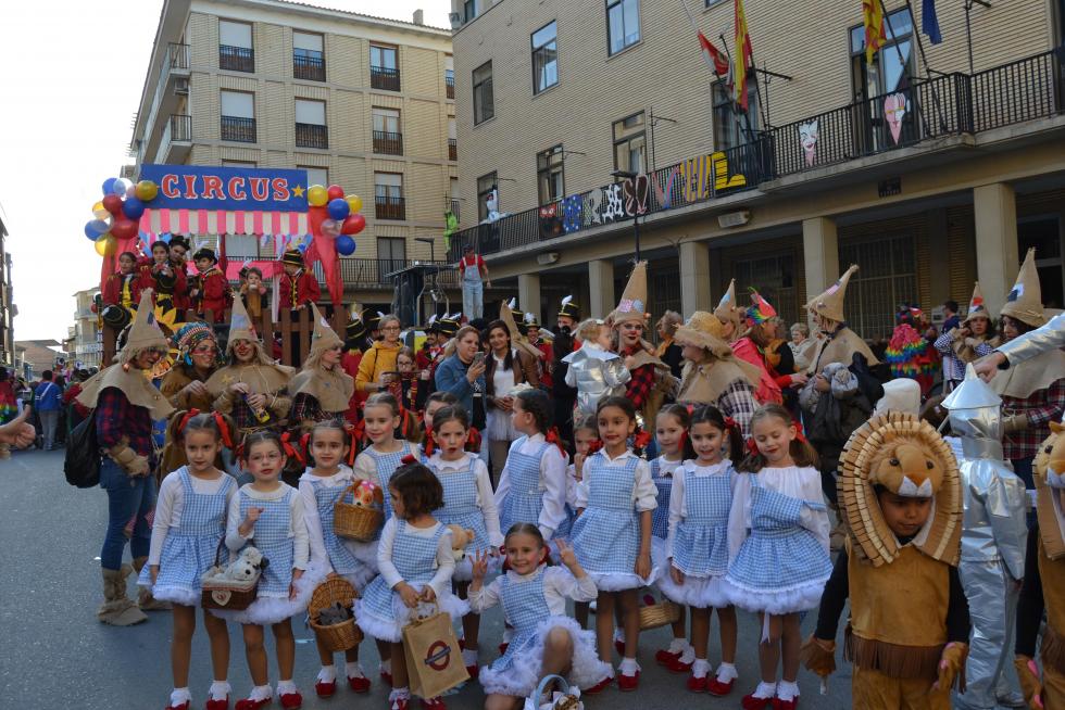 Colorido y animado desfile del carnaval en Tauste.