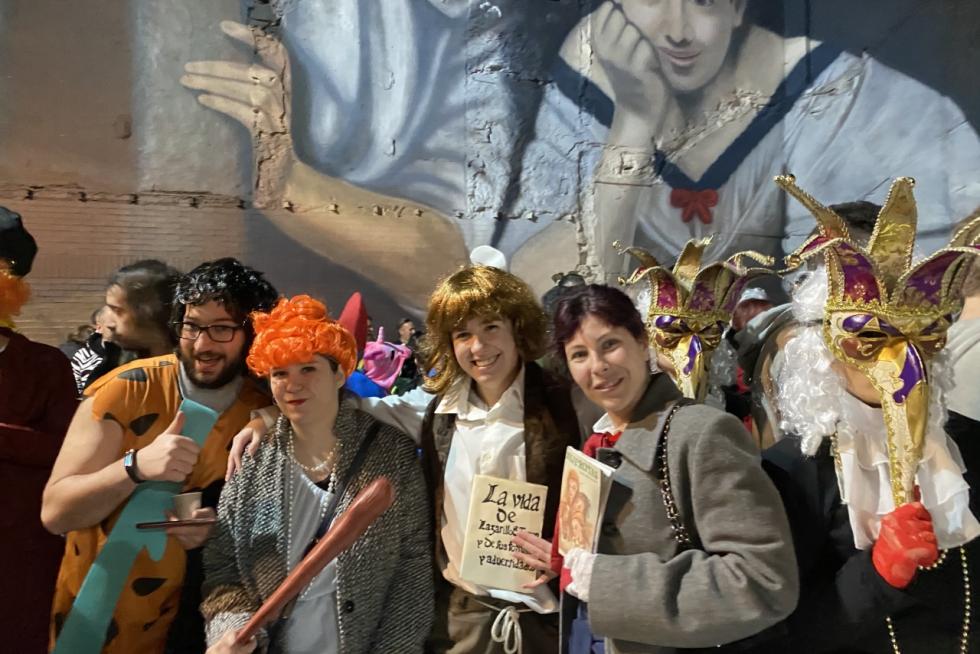 Niños, jóvenes y adultos desfilaron por el centro de Barbastro en un animado carnaval.