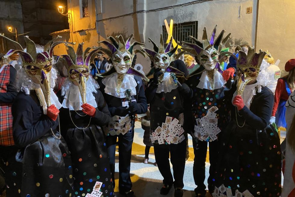 Niños, jóvenes y adultos desfilaron por el centro de Barbastro en un animado carnaval.