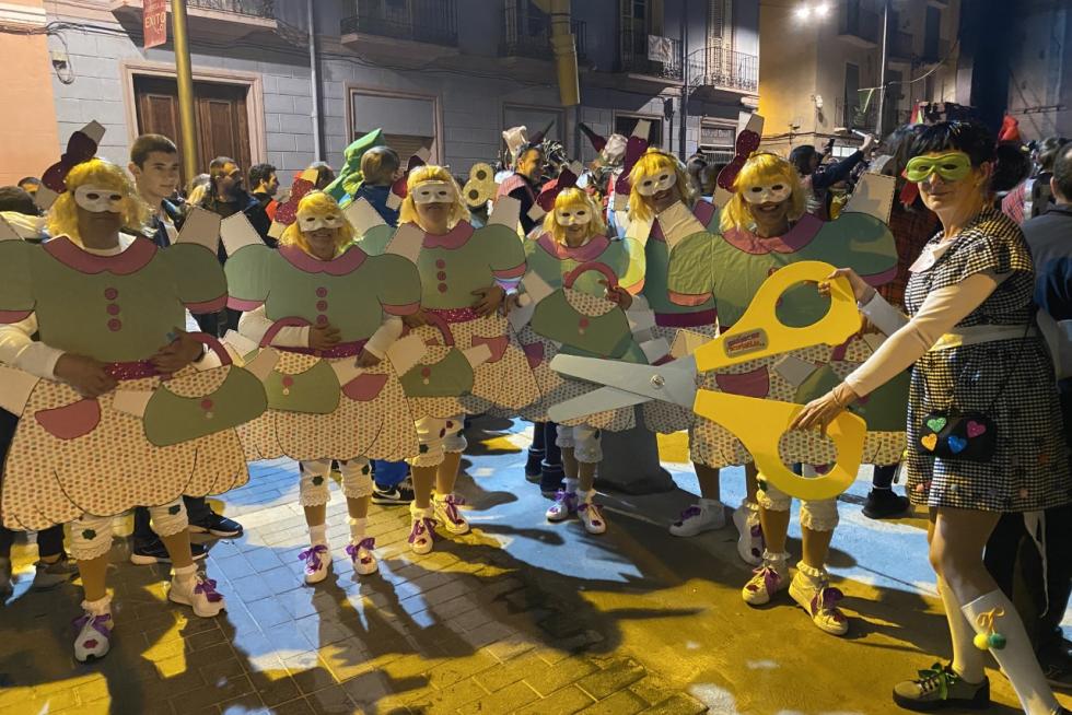 Niños, jóvenes y adultos desfilaron por el centro de Barbastro en un animado carnaval.