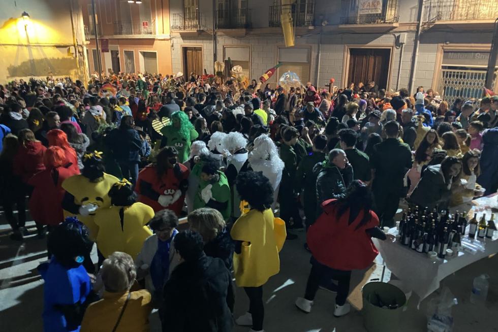 Niños, jóvenes y adultos desfilaron por el centro de Barbastro en un animado carnaval.