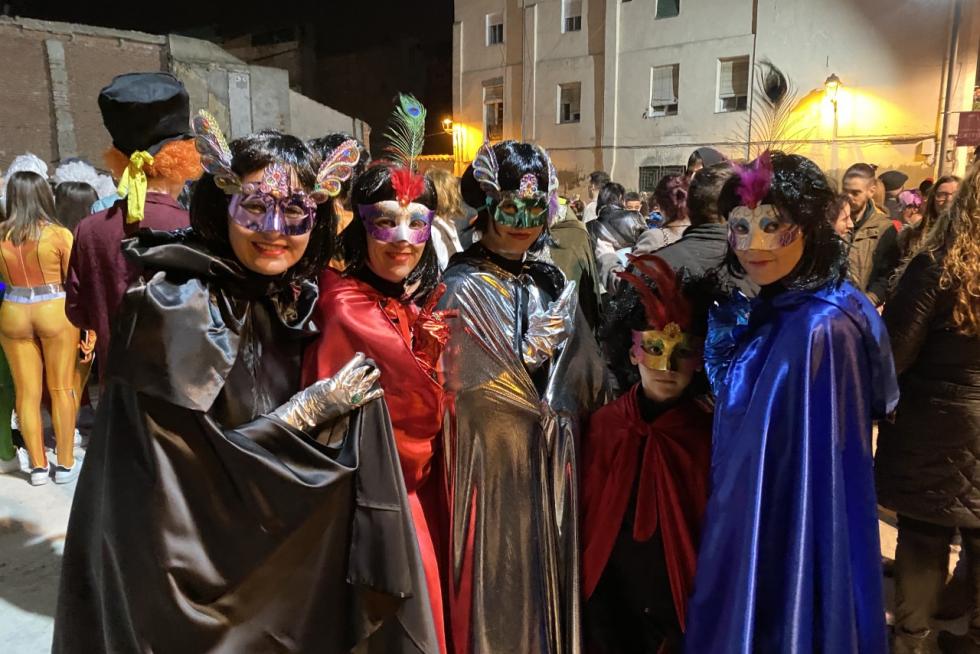 Niños, jóvenes y adultos desfilaron por el centro de Barbastro en un animado carnaval.
