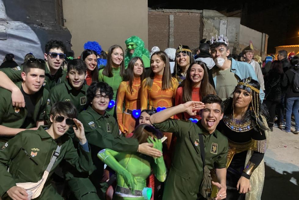 Niños, jóvenes y adultos desfilaron por el centro de Barbastro en un animado carnaval.