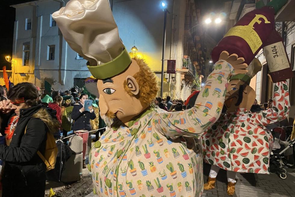 Niños, jóvenes y adultos desfilaron por el centro de Barbastro en un animado carnaval.