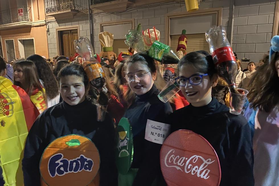 Niños, jóvenes y adultos desfilaron por el centro de Barbastro en un animado carnaval.