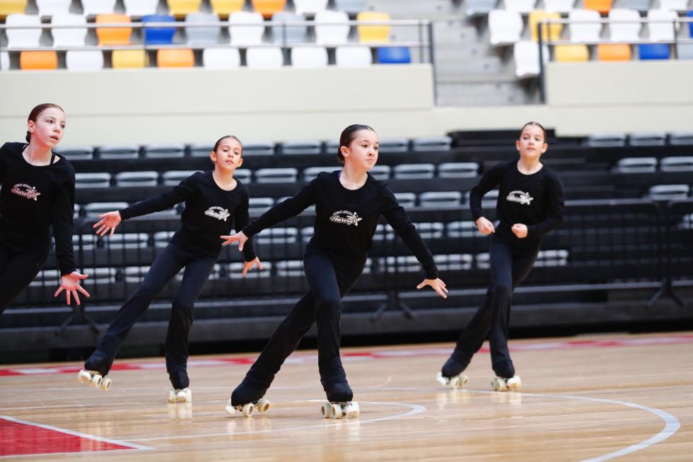 Las patinadoras entrenan este sábado por la mañana antes de competir por la tarde en el Silgo XXI.