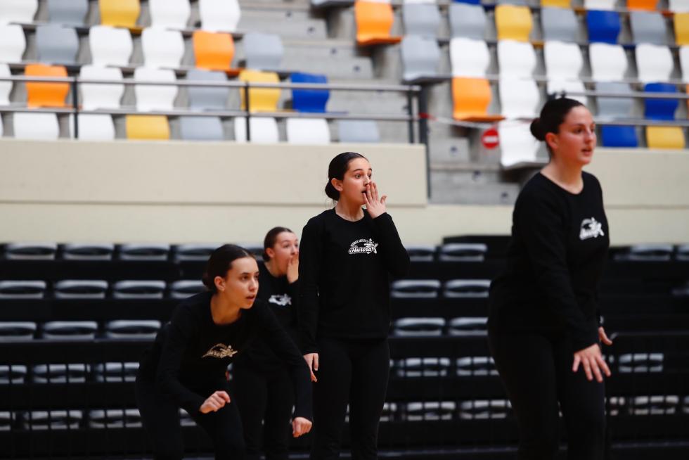 Las patinadoras entrenan este sábado por la mañana antes de competir por la tarde en el Silgo XXI.