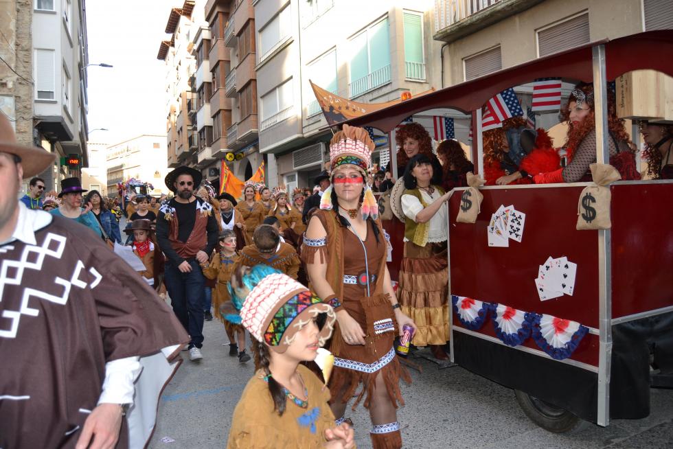 Colorido y animado desfile del carnaval en Tauste.