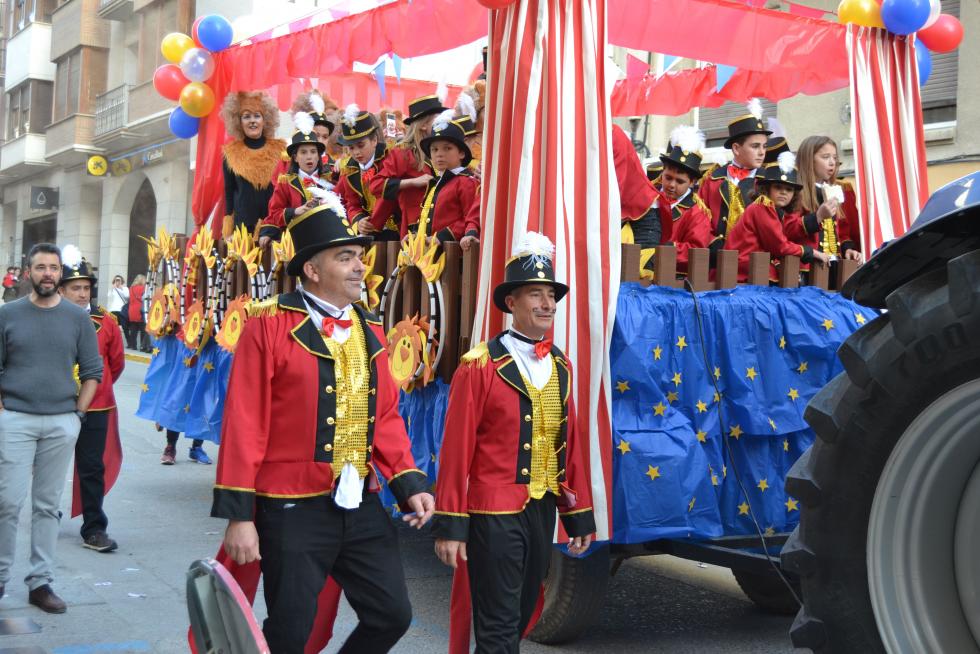 Colorido y animado desfile del carnaval en Tauste.