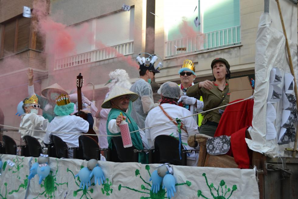 Colorido y animado desfile del carnaval en Tauste.