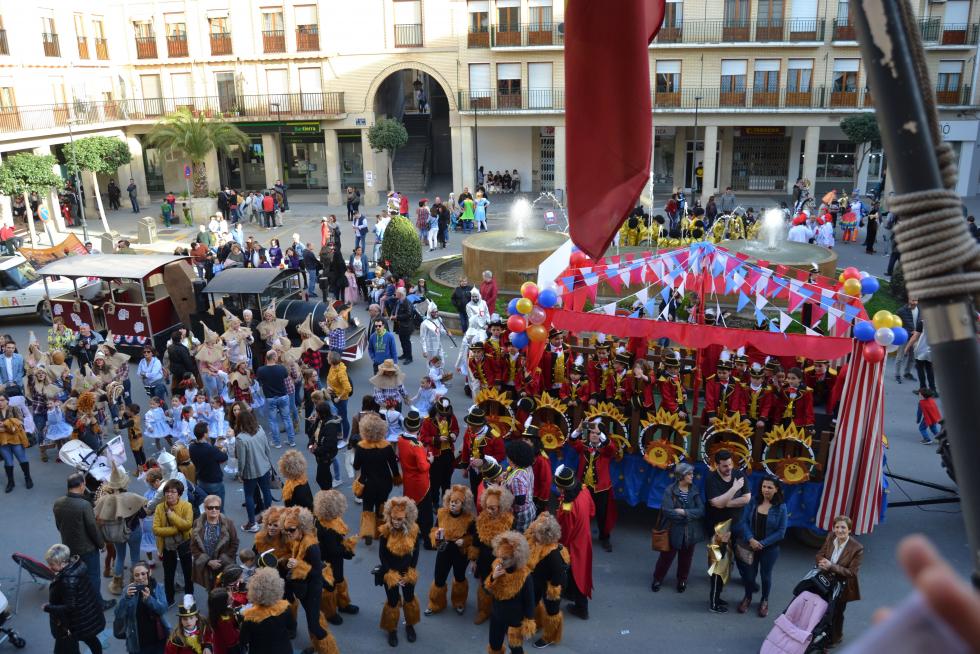 Colorido y animado desfile del carnaval en Tauste.