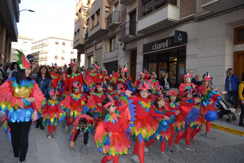 Colorido y animado desfile del carnaval en Tauste.