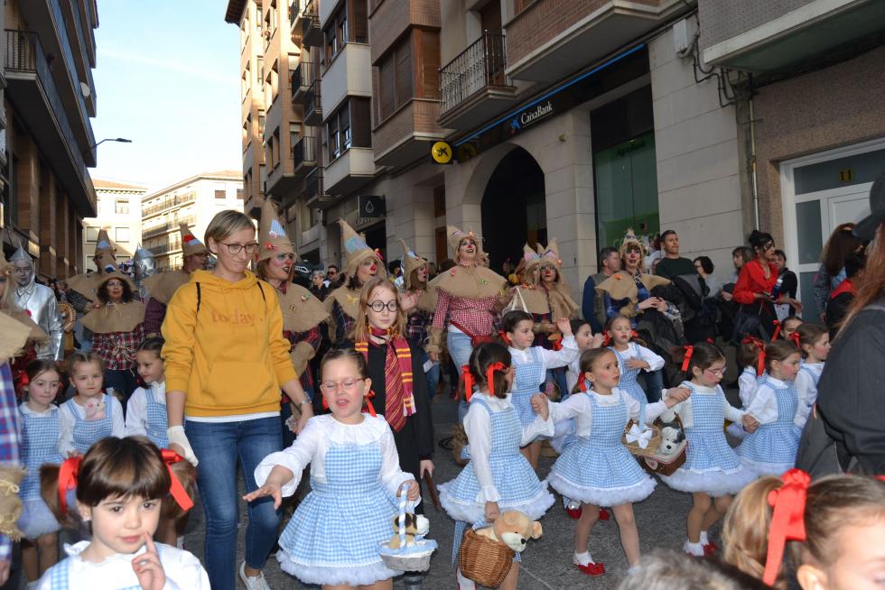 Colorido y animado desfile del carnaval en Tauste.