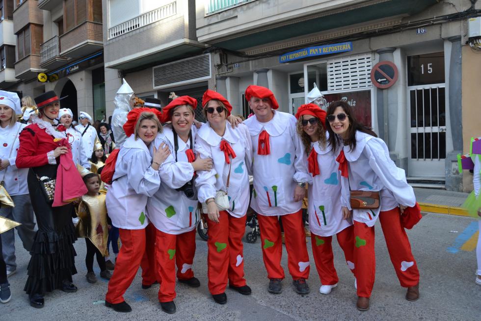 Colorido y animado desfile del carnaval en Tauste.