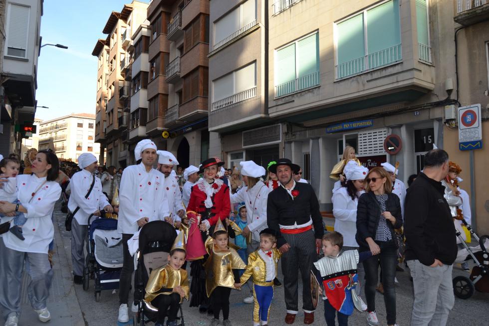 Colorido y animado desfile del carnaval en Tauste.